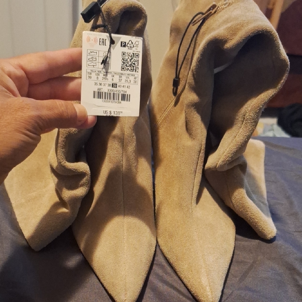 Sarah Coventry Tan Heeled Boots with Western Flair. Size 39
